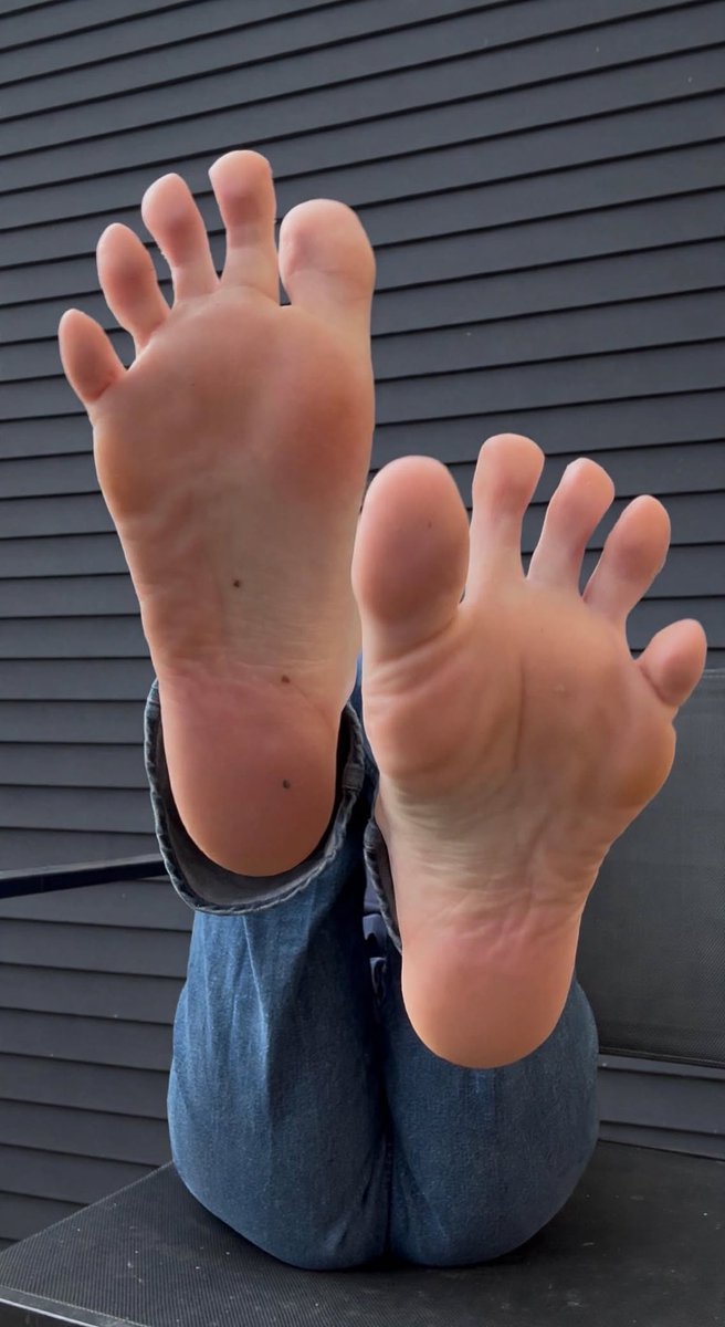 DaniellaaBrooki's tweet photo. it’s the freckles for me 👣🤍 https://t.co/ZZ3mivsfiY