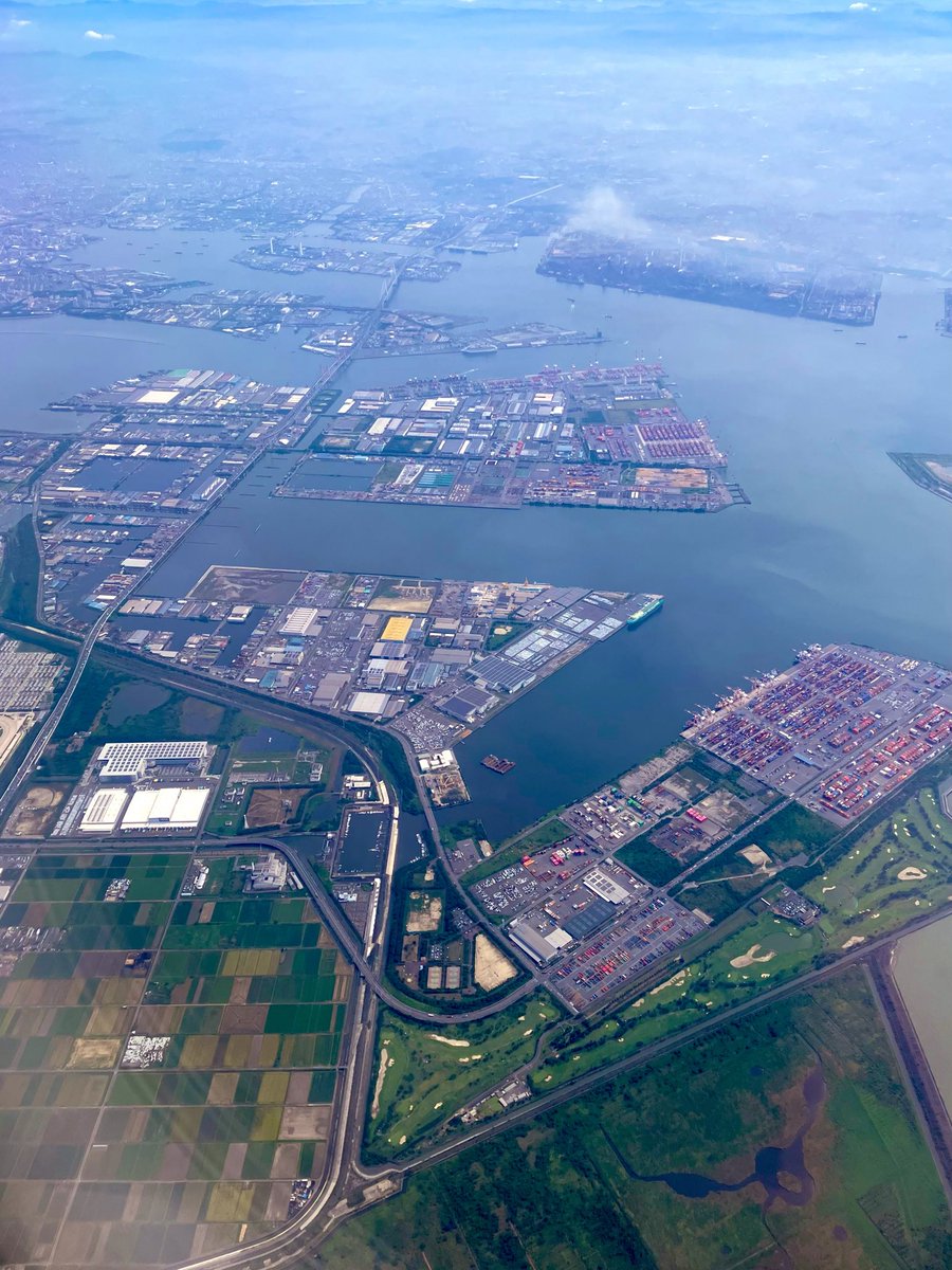 7700blue's tweet photo. ワシ、帰国🛬
到着口で小さな子供がおそらく単車赴任中であろう父親と再会を喜ぶ光景を見かけた
ワシの子供も小さい頃はこんな感じやった

今じゃ「連休帰ってくる？あっ東京遊び行っとるで家居らんから」、「来月名古屋遊び行ったら友達と京都行ってくるから」やで…( ˘•ω•˘ ) https://t.co/9FVzkhoZOO