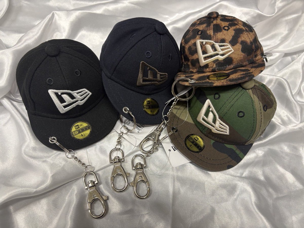 NewEraSendai's tweet photo. 【キャップポーチ エコバッグ】

人気のキャップポーチに新色が登場。
パッカブル仕様のエコバッグを内蔵した［59FIFTY］型のポーチ。 携帯に便利なキーホルダー仕様です。

#ニューエラ　#仙台パルコ　#ニューエラ仙台 https://t.co/rVc312SJkb