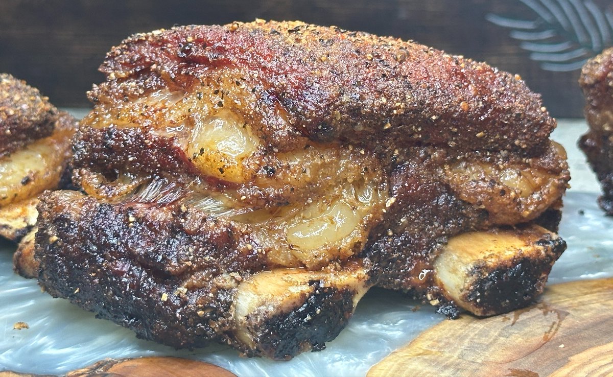 LGCooks's tweet photo. Bark’s set. I’ll finish in the oven with broth until fall off the bone tender. 

Oak, ~4 hrs, ~250–275°.
@DadsSeasonings Signature Pepper https://t.co/oFyDXgOtgt