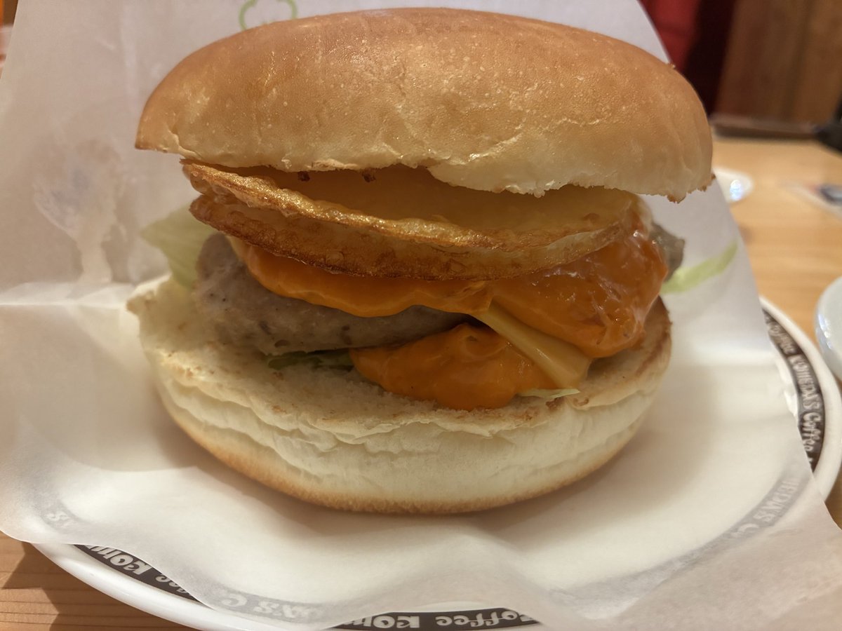hikozard's tweet photo. 「お月見フルムーンバーガー」
デカいって！
バンズが柔らかくなかったら食べきれなかったかも。

#コメダ珈琲店   #お月見フルムーンバーガー

https://t.co/ThidxC9nsr https://t.co/oVbSK82wAQ