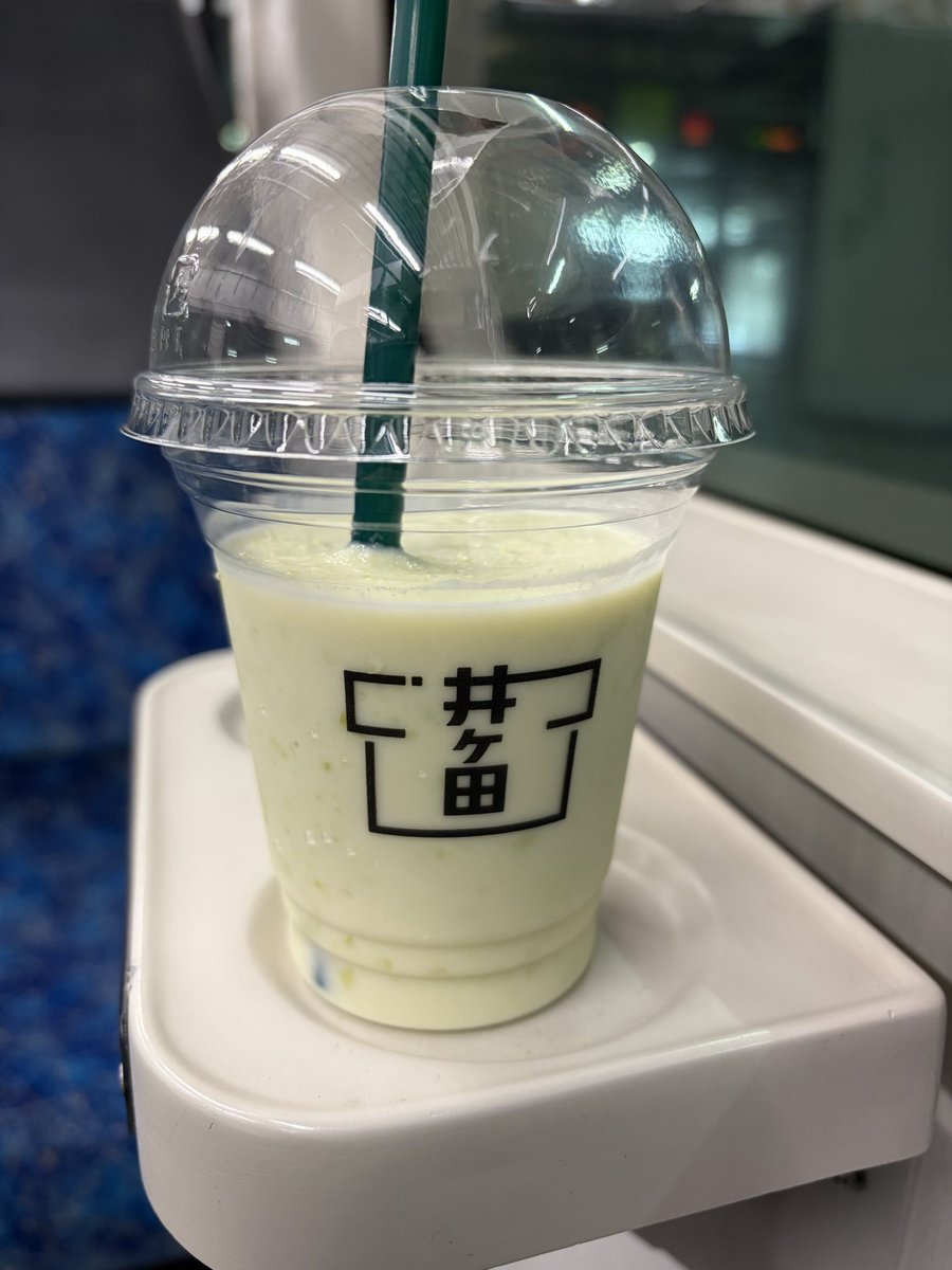 chrno_7's tweet photo. 枝豆あんまり嫌いな人がずんだシェイクを飲めるのか https://t.co/SR3ieawxtH