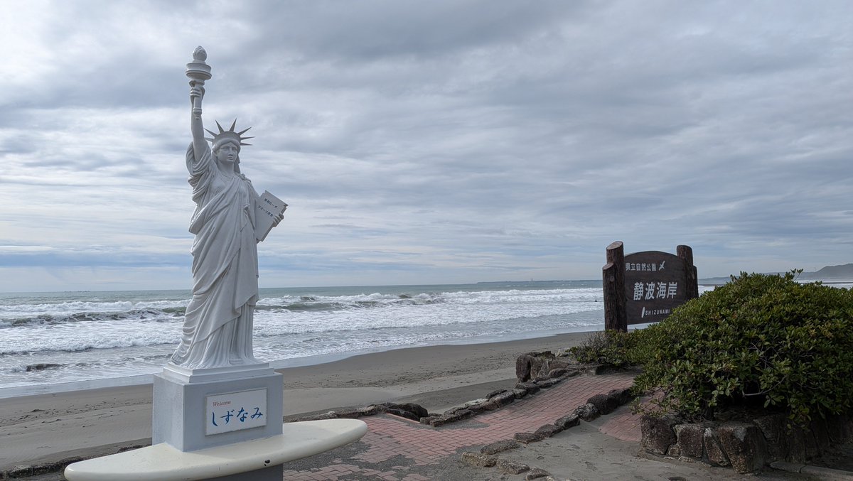 mic550206's tweet photo. シルバーウィーク初日は、台風前の静波海岸で、ビーチヨガ〜。カラダとココロをリセットしました。１時間が「あっ」という間でした。ウィニさんともたくさん話すことができました。頑張れウィニー‼️
#レヴニスタ
#SAKAEAFITNESS https://t.co/p4AYHfkHBL