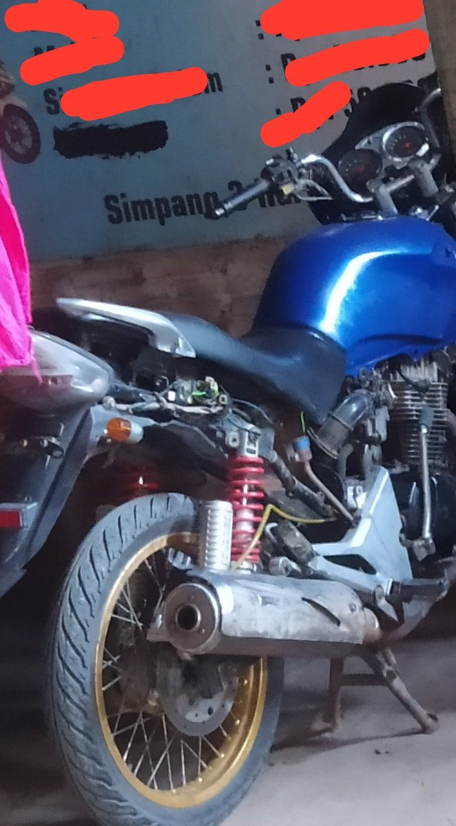 Fathah_kan's tweet photo. "Mungkin karena udah lama juga nggak narik gas motor ini, padahal cuma dari rumah Cikande ke bengkel di Jawilan, dan lumayan sedikit bikin tenang. Padahal mesinnya suka dipakai di rangka CB, cuma sensasinya beda. Yah, sedikit nostalgia mungkin dengan yang ini. https://t.co/xR38JT4zDT