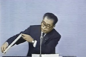 immanuel_frie's tweet photo. 【葬式の後配られる弁当】
これ一人分はやっぱ多いて https://t.co/3i7YpBlbmP