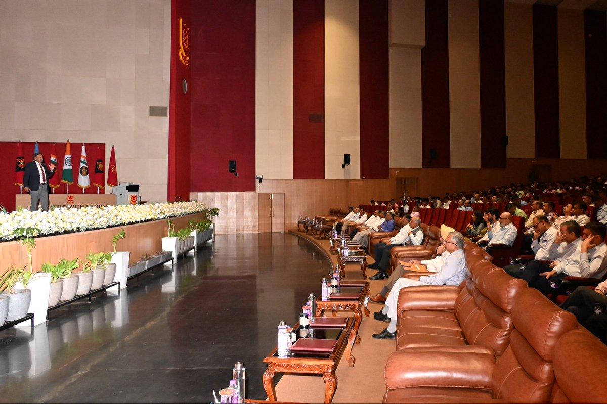 ia_awc's tweet photo. #AWCIndia hosted a thought provoking session for Mhow station titled “Vision to Victory”, revisiting India’s historic 1971 victory. Maj Gen Anil P Dere (Retired) and Shri Subroto Chattopadhyay brought alive the Strategic, Operational and Leadership lessons of the campaign through archival narratives and battlefield experiences.
#Leadership