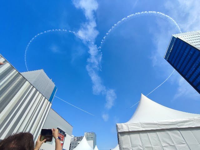 kissaSUUS's tweet photo. 昨日から営業してます！ご心配おかけしましたー！

ブルーインパルス少しみてきました
結構迫力ありました

2.3枚目は撮影ヤマちゃん https://t.co/dYKglRsZ4E