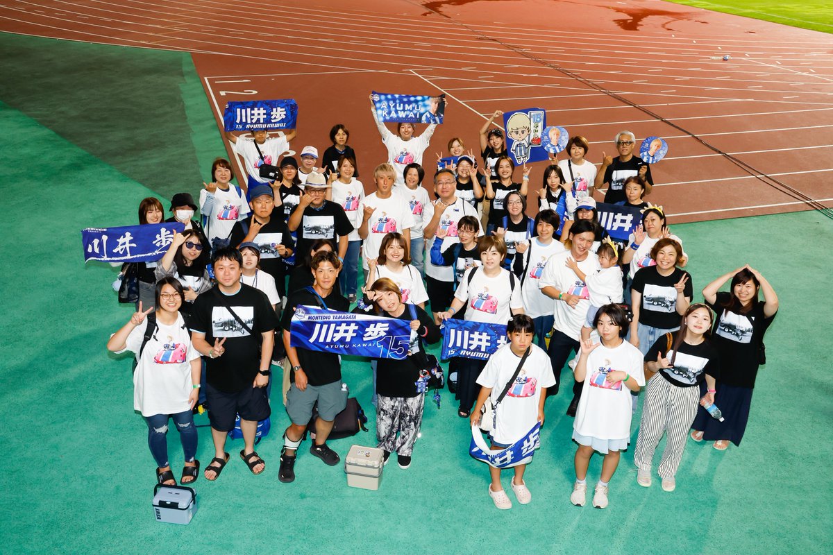 monte_prstaff's tweet photo. #川井歩 選手＆ #寺山翼 選手のTシャツ購入者限定撮影会にご参加いただいた皆さま、ありがとうございました📸🤝
素敵な集合写真をお届けします✨

そして大反響にお応えし、こちらの超人気Tシャツを9.26 #ホーム鳥栖戦 にて再販売することが決定しました🙌
さらに「山田拓巳選手モデル」も追加販売予定です🔥
（※再販売日の撮影会イベントはございません）

本日も皆さまのお越しをお待ちしております！🏟
💙

🔽試合詳細はこちら🔽
https://t.co/NNC1yZiFFI
#montedio
#yamagataichigan
