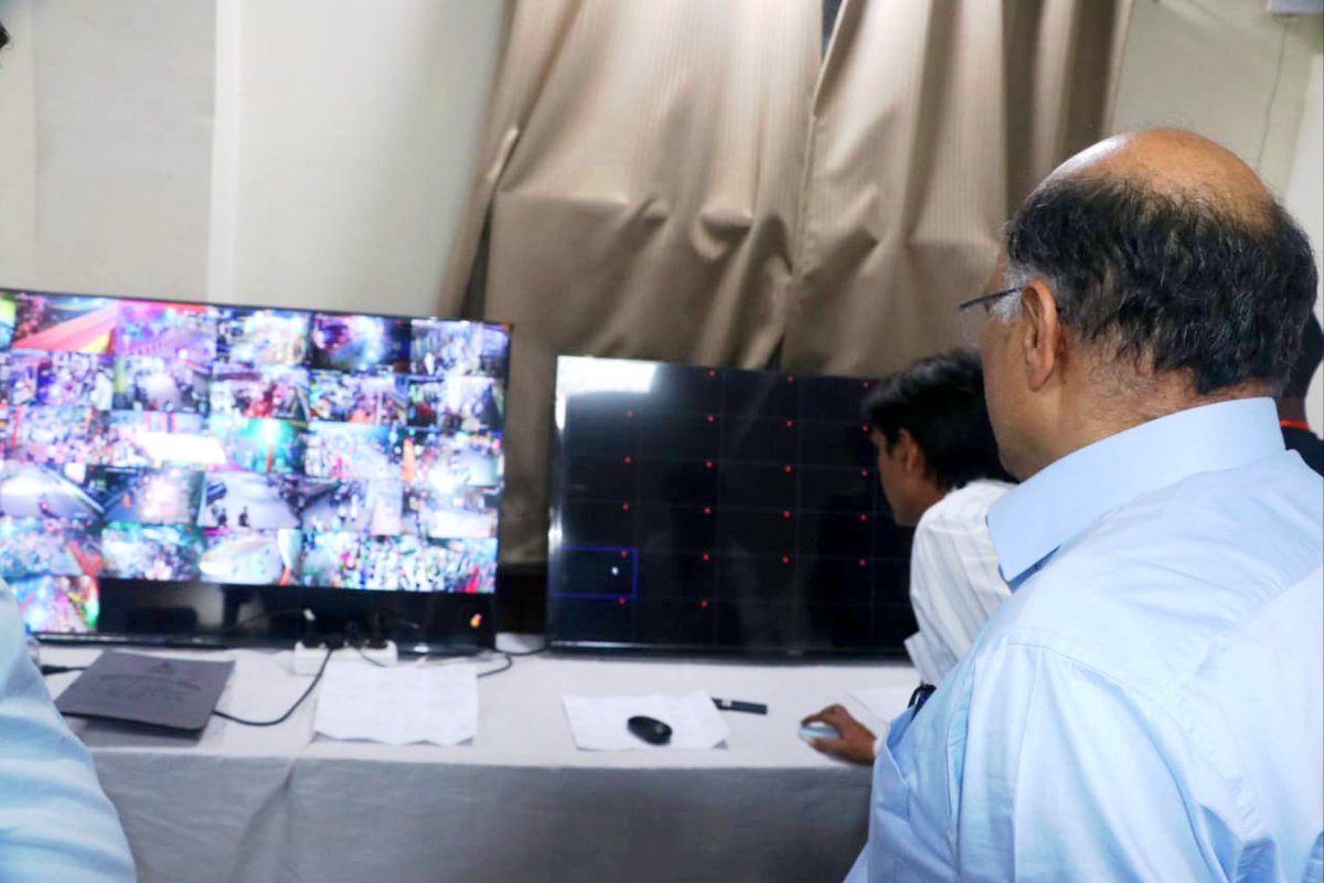 CommissionerAgr's tweet photo. श्री राधाष्टमी पर्व के दृष्टिगत सीसीटीवी कंट्रोल रूम से बरसाना मेला क्षेत्र का अवलोकन किया. श्रद्धालुओं, पर्यटकों एवं दर्शनार्थियों की सुविधा हेतु की गई ���िभिन्न व्यवस्थाओं का जायजा लिया. https://t.co/JdlcWsasKh