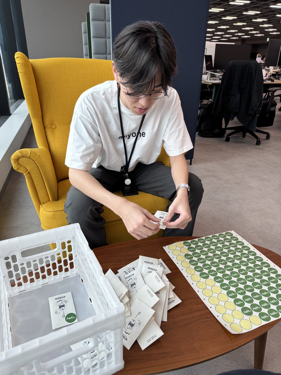 terfno_mai's tweet photo. IVRy に入社してまもなく3ヶ月。ついに、代々受け継がれてきた重要業務を担当することになりました。
先輩方から受け継いだ伝統技法に、自分なりの工夫を重ね、無事に作業を完遂しました。伝統を受け継ぎ、革新を重ねたサケノカムイを、ぜひその手に。 https://t.co/SfQzzuoaxR