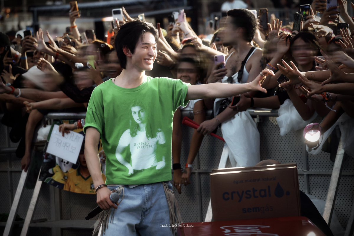 w69261026's tweet photo. i love so much how happy he looks, enjoying being under the gaze of the crowd☺️ https://t.co/zlloBy6ijI