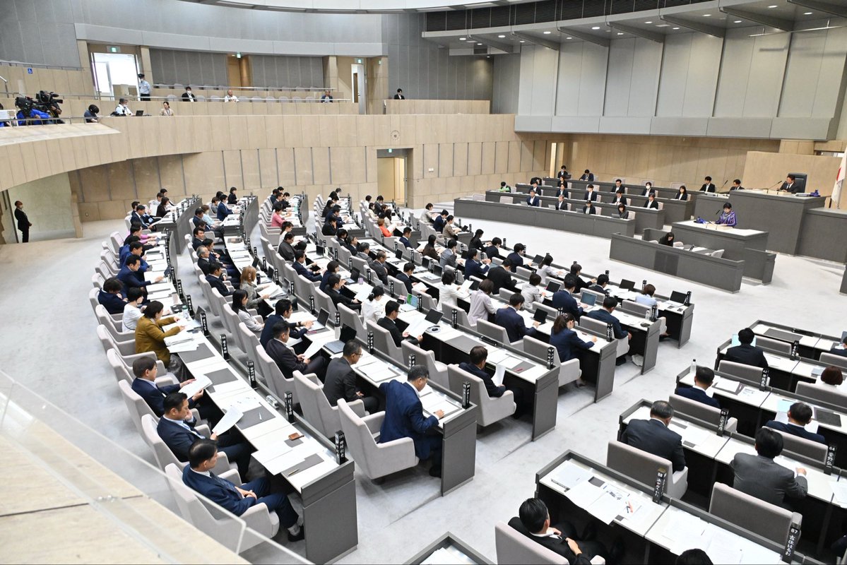 MatsuokaKodaira's tweet photo. 都議会九月議会が開会しました。

知事所信表明では、知事就任からの10年を振り返りつつ、激変する国際情勢や金利上昇、頻発化する自然災害など、あらゆる危機を乗り越えるための力強い施策が示されました。
私たちがこの間東京都と議論させていただいたことがふんだんに述べていただきました。

特に、ハード・ソフト両面からの防災対策の強化や「TOKYO強靭化プロジェクト」のアップグレード、AIなどの先端技術（AX）を活用した行政サービスの向上、そして結婚・子育て支援の充実など、東京の持続的な成長と都民の命・暮らしを守るための重要課題が数多く挙げられています。

また、今定例会では、角野栄子さん、タモリさん、原光憲さんの3名が名誉都民の候補者として提案されています。
変化の荒波を捉え、東京をさらなる高みへ導くため、都民ファーストの会の議員団の一員として、今議会もしっかりと論戦に臨んでまいります！

#都議会九月議会 #東京都議会 #都民ファーストの会 #松岡あつし #小平市 #首都防衛 #強靭化 #TOKYO強靭化 #AX #子育て支援