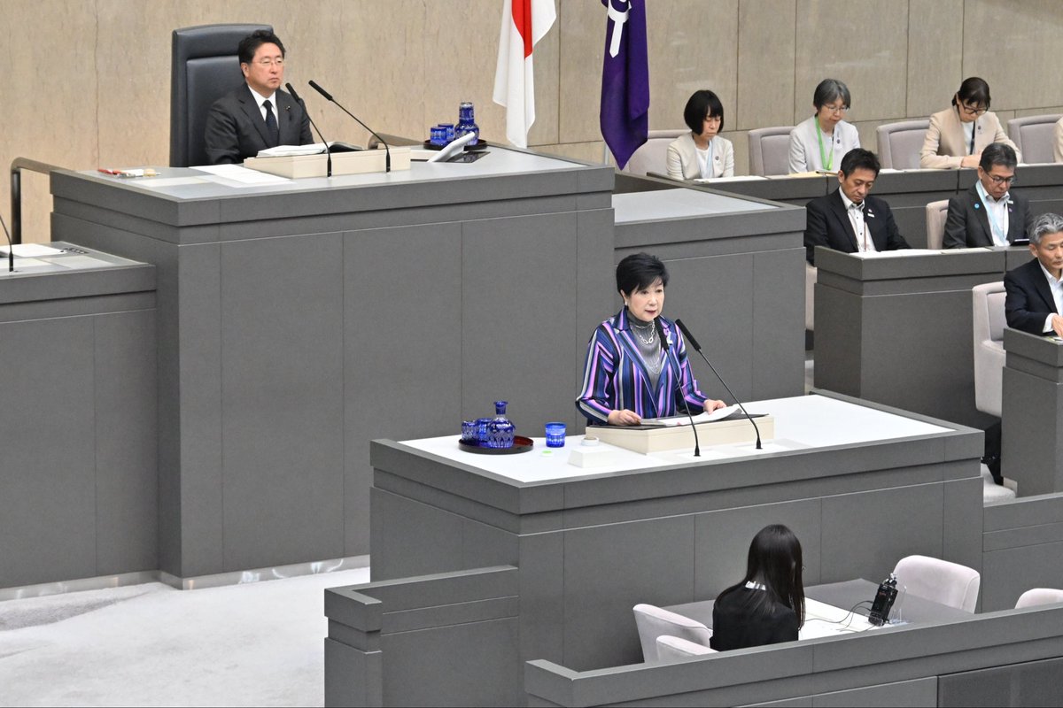 MatsuokaKodaira's tweet photo. 都議会九月議会が開会しました。

知事所信表明では、知事就任からの10年を振り返りつつ、激変する国際情勢や金利上昇、頻発化する自然災害など、あらゆる危機を乗り越えるための力強い施策が示されました。
私たちがこの間東京都と議論させていただいたことがふんだんに述べていただきました。

特に、ハード・ソフト両面からの防災対策の強化や「TOKYO強靭化プロジェクト」のアップグレード、AIなどの先端技術（AX）を活用した行政サービスの向上、そして結婚・子育て支援の充実など、東京の持続的な成長と都民の命・暮らしを守るための重要課題が数多く挙げられています。

また、今定例会では、角野栄子さん、タモリさん、原光憲さんの3名が名誉都民の候補者として提案されています。
変化の荒波を捉え、東京をさらなる高みへ導くため、都民ファーストの会の議員団の一員として、今議会もしっかりと論戦に臨んでまいります！

#都議会九月議会 #東京都議会 #都民ファーストの会 #松岡あつし #小平市 #首都防衛 #強靭化 #TOKYO強靭化 #AX #子育て支援