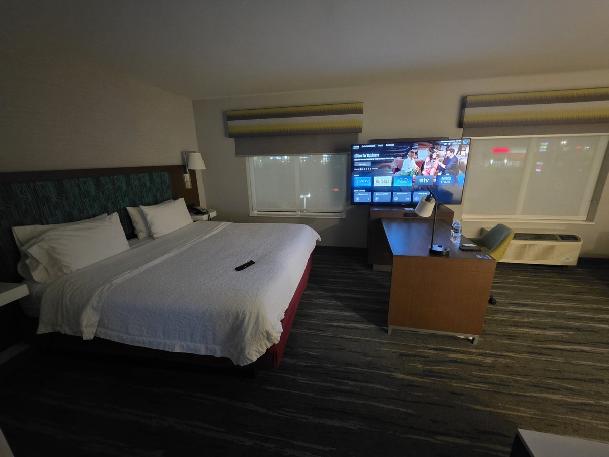 Joexor's tweet photo. My hotel is on another level. Upgraded from the cuck chair to the executive cuck desk. Best believe I'll be taking notes as I watch. https://t.co/UKjf9hMoOe