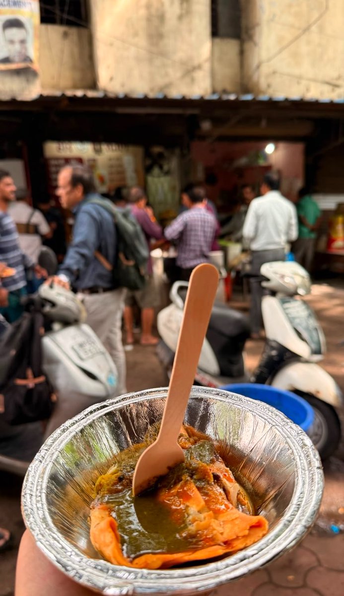PriyankM_IAS's tweet photo. Honorary Bhopalis 😃

#pohajalebi 
#streetfoodsofindia https://t.co/gh2AfRBEf4