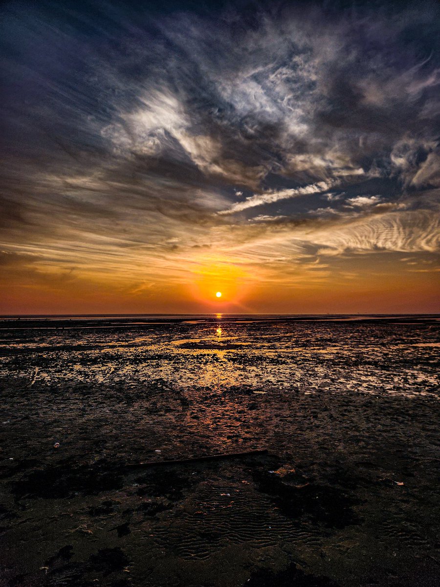 xjz2a's tweet photo. Sunrise and sunset https://t.co/mC3mjyYkZS