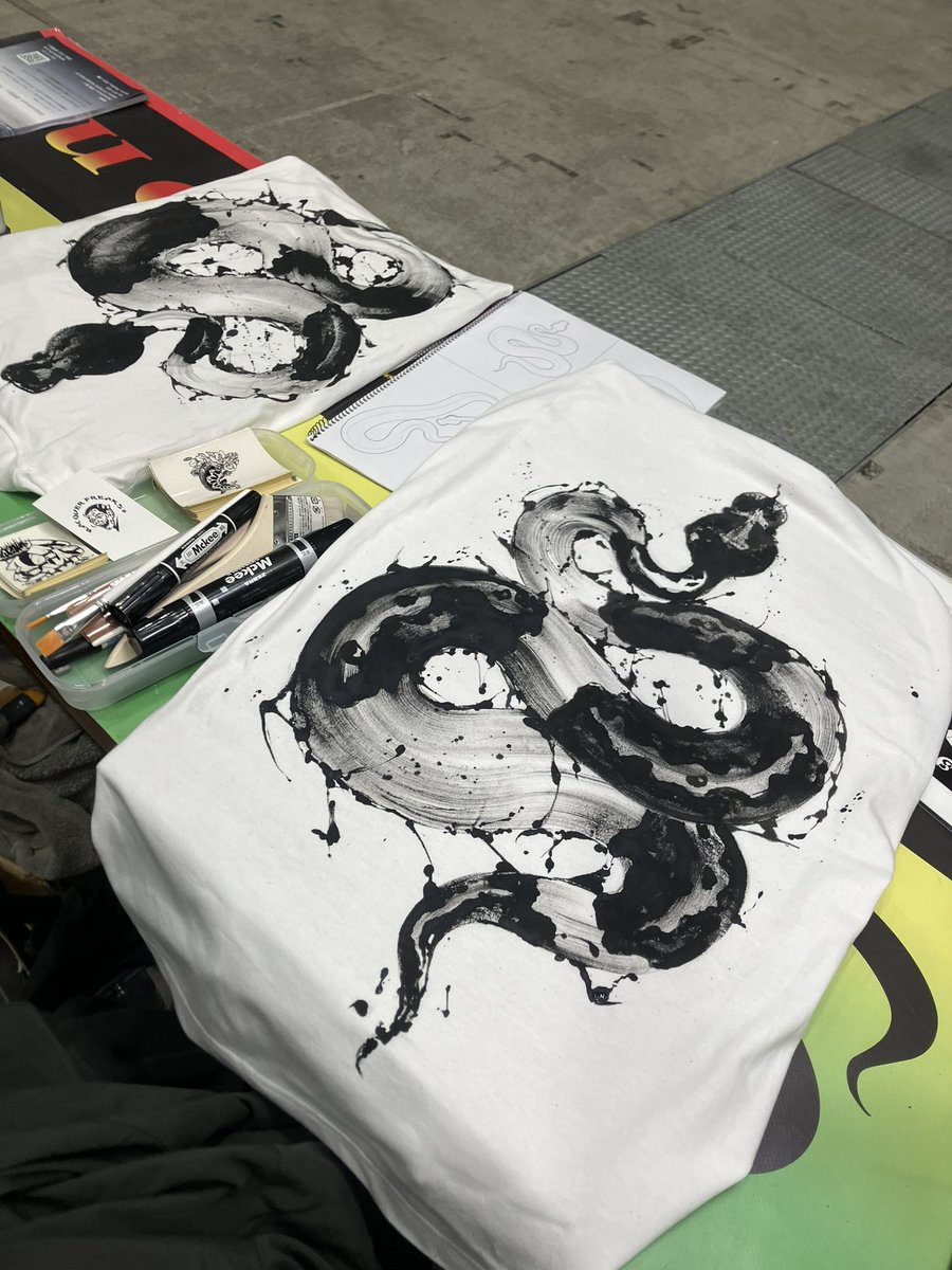 e_k_a_k_i_'s tweet photo. 明日のJRSは@SideBCollection 様で一角をお借りしてハンドペイントブースを設けさせていただける事になりました✍🏼🔥✍🏼🔥
あいにくのお天気ですがJBBCや新入荷個体もありアツい1日となりそうです

皆様お気軽にブースにもお立ち寄りください🙏🏼🔥 https://t.co/ohIPNvsiu6