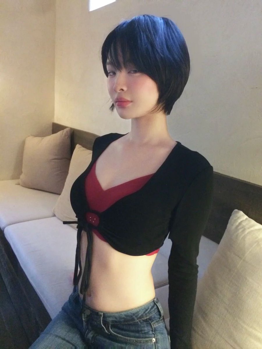 kimokimokimo00's tweet photo. 黒髪ベリーショートのお姉様。見つめあった瞬間一気に心奪われちゃう...こんな風に妖艶でミステリアス、独特な空気感纏えるようになりたい... https://t.co/gfKZUNKxW4
