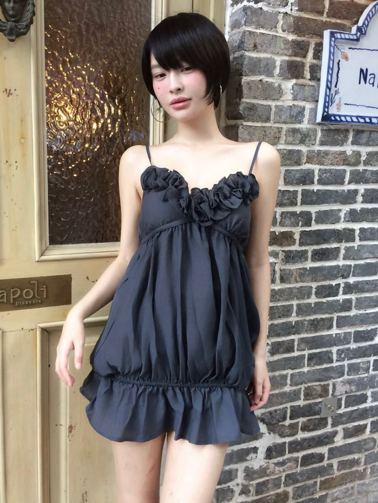 kimokimokimo00's tweet photo. 黒髪ベリーショートのお姉様。見つめあった瞬間一気に心奪われちゃう...こんな風に妖艶でミステリアス、独特な空気感纏えるようになりたい... https://t.co/gfKZUNKxW4