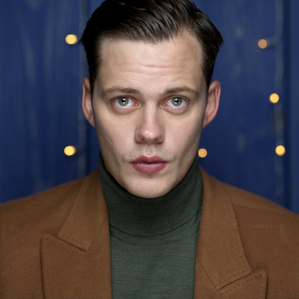 InfoXbox_'s tweet photo. Bill Skarsgård hablo su participación en el nuevo proyecto de Hideo Kojima.

El actor reveló que es fan del creativo japonés desde niño, y describió su participación como el inicio de una nueva aventura junto a alguien a quien considera un verdadero pionero en la industria de los videojuegos y un creador incomparable. 

«Es una persona que fusiona magistralmente el cine y los videojuegos. Realmente estoy ansioso por ello».