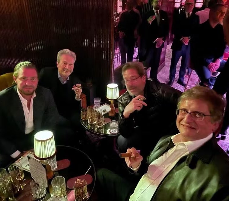 NewsLiberdade's tweet photo. 🚨URGENTE - PF encontra mensagens onde o Advogado do Master encaminhou foto de Gonet com Vorcaro fumando charuto em Londres

PGR confirma a autenticidade da imagem e diz que não vai comentar https://t.co/K5zpvkO6BA