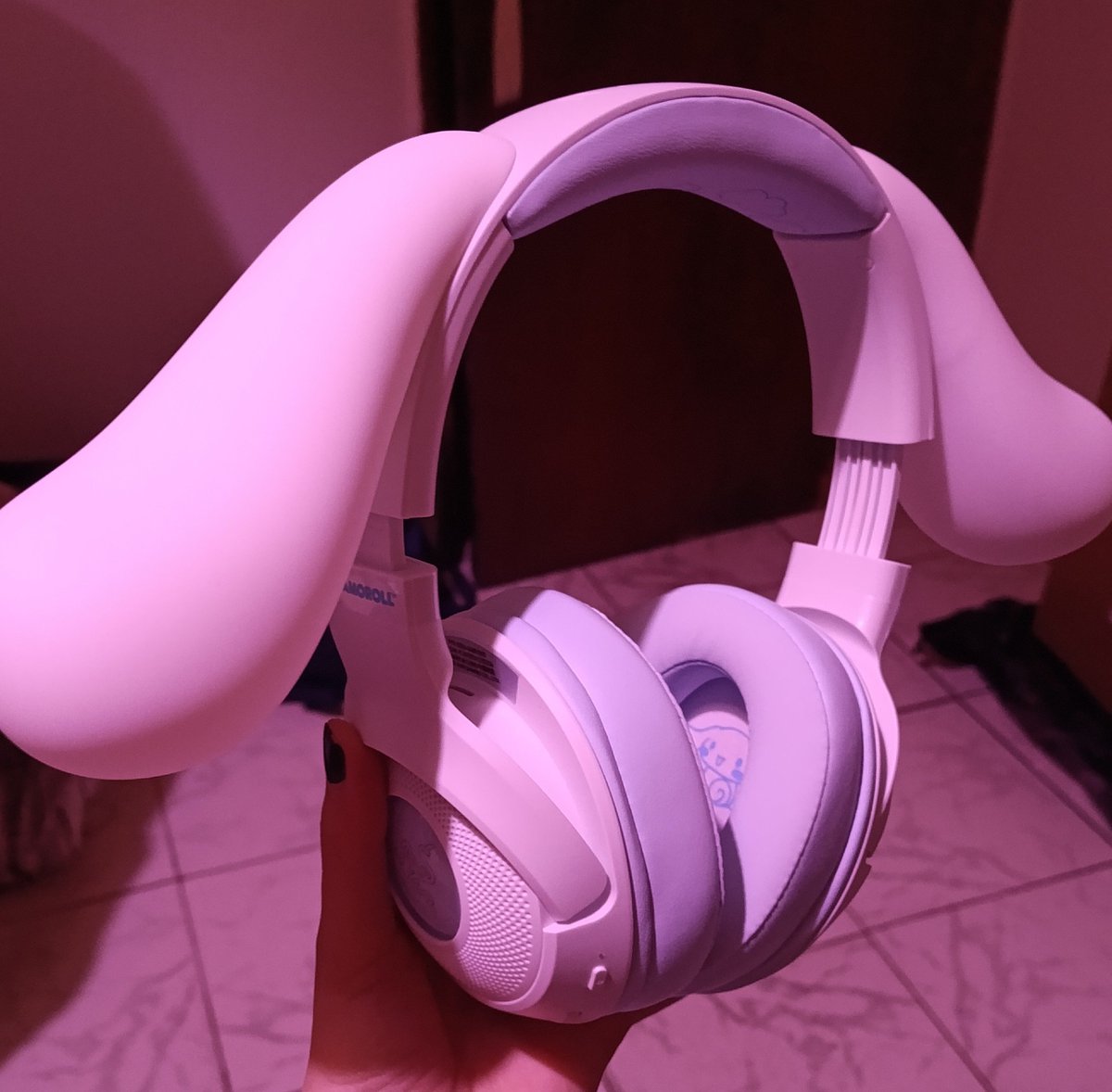 scarderiq's tweet photo. MI NOVIO ME REGALÓ AURICULARES DE CINNAMOROLL T───T https://t.co/Hno1ORXPvn