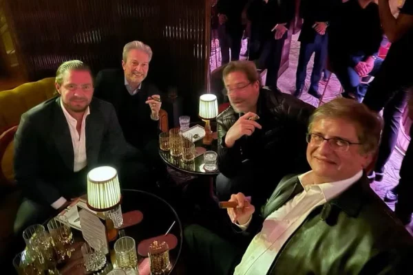 Metropoles's tweet photo. ➡️ Foto tirada em Londres mostra Gonet com Vorcaro fumando charuto

Imagem foi enviada por advogado do Master a Daniel Vorcaro em junho de 2025, com a mensagem “PG me mandou” https://t.co/IWFrhnJy3G