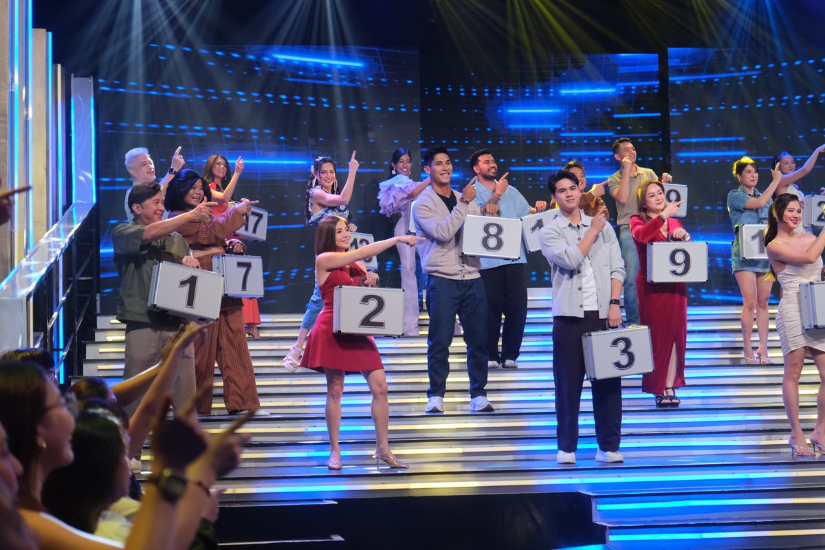 Kapamilya_DOND's tweet photo. Extra na saya ang dala sa #KapamilyaDealOrNoDeal ng ating Lucky Stars! Makihula na sa mga laman ng kani-kanilang mga briefcase! #KDONDCrisha 💼☎️ https://t.co/Ml6yN7FUxb