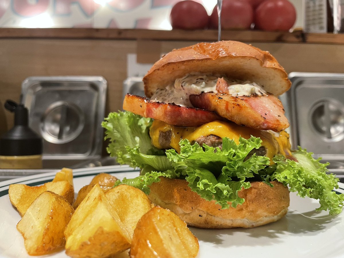 CHILLAXBURGER's tweet photo. 今日も元気にオープンしまし���😆

食べ応えあるバーガーはいかがですか？🍔

ランチ 11:00〜15:00(LO14:30)  
ディナー 17:00〜21:00(LO20:30)
※パティが切れ次第閉店する場合がございます。  

#バーガー #ハンバーガー #池袋ランチ #池袋 #サンシャイン水族館 #池袋アニメイト https://t.co/60MS0j5tet