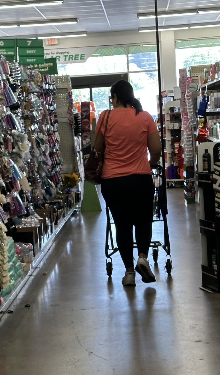 Nevaeh_298's tweet photo. Delicious thick ass latina milf🥵
#candid #Culona #milf #Latina 
#Wife https://t.co/Ms6zOXfBLk