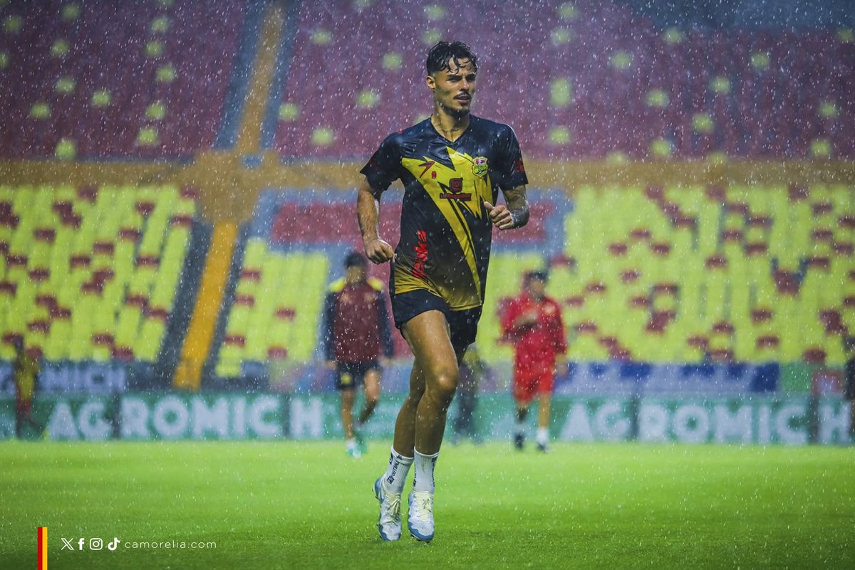 C_A_Morelia's tweet photo. Acompañados de una fuerte lluvia, tuvimos nuestra última práctica antes de enfrentar a @LeonesNegrosCF 🦁🏟️

#DelCanarioSoy https://t.co/VSAE3BGqG9