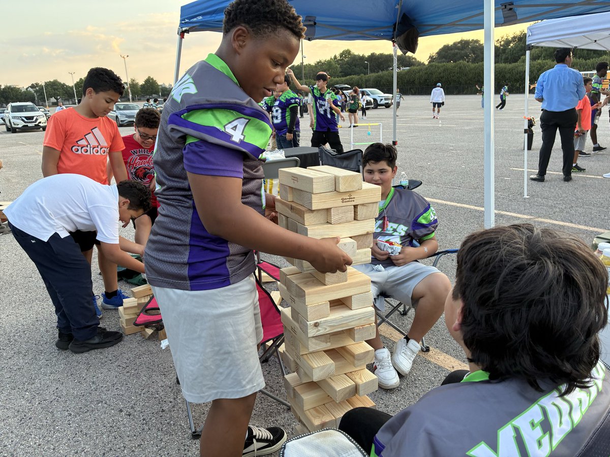 MedranoJrHigh's tweet photo. #MedranoJrHigh had a blast tailgating with TJ Feeder Schools! Friday Night Lights = Great Energy, Great Memories, and Amazing TJ/Medrano Spirit! 🦅 🏈💜💚 #Mathteamwon #Medranocoachesrock #Lovemy https://t.co/M1oZHP3tHX