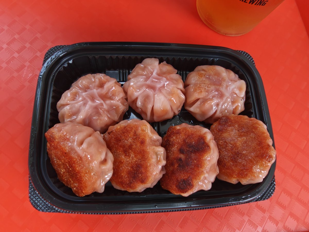 ki_kimchan's tweet photo. 本日のクラフト餃子フェスは、キャッシュレス、ノー現金なので、現金の方は、食券を買って下さい。1枚800円です。餃子もビールも美味しいです。
12店舗、24種の餃子、地ビール、オフィシャルドリンクなど、楽しめます。
#クラフト餃子フェス 
#お腹いっぱい
#今からお隣のラーメン食べてきます（笑） https://t.co/AENb5MLNpK