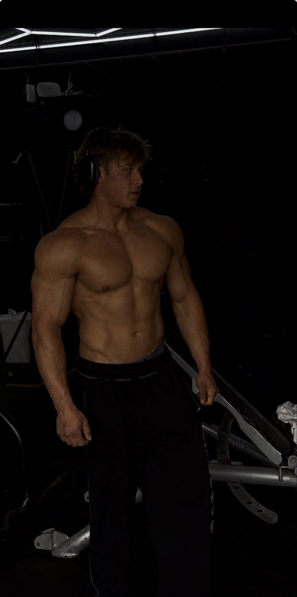 alphapatlifts's tweet photo. Who’s ready to do as I please 😈? Obey and worship a jacked 18 year old alpha 🤑👇 #cashfag #cashking #cashmaster #teen #alpha #jacked #findomdrain #obey https://t.co/pNCeAfMyZN