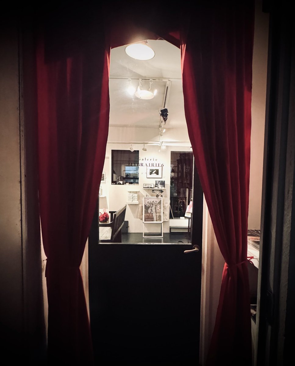 LIBRAIRIE6's tweet photo. 🚩本日初日(17時頃より四谷シモンさん、石川真希さんがいらして下さいます！)

9月19日 (土) 〜 10月18日 (日) まで「状況劇場 1964−1988」展を開催いたします。

1964年に「状況劇場」を結成し処女戯曲『24時53分「塔の下」行きは竹早町の駄菓子屋の前で待っている』で、初めて唐十郎の筆名を用いてから62年。街頭劇「ミシンとこうもり傘の別離」を数寄屋橋公園でハプニング的に上演、戸山ハイツでの野外公演やジャズ喫茶での深夜公演などののち、67年に移動可能な紅テントを新宿の花園神社に設営し、『月笛お仙・義理人情いろはにほへと篇』を上演しアンダーグラウンド演劇(状況劇場、早稲田小劇場、自由劇場、天井桟敷)など、若い劇作家、演出家、役者たちの小さな劇団が数多く誕生した中で「状況劇場」は異彩を放つ存在でした。本展では、「金子國義」「合田佐和子」「篠原勝之」「水木しげる」「横尾忠則」等、状況劇場時代のポスターをメインとして、当時の資料、写真などを幅広く展示します。  ※状況劇場の貴重な公演記録映像を会場内の小型モニターでループ上映いたします。

詳しくは→ https://t.co/X6NSsFoSbz

#状況劇場 #唐十郎 #librairie6