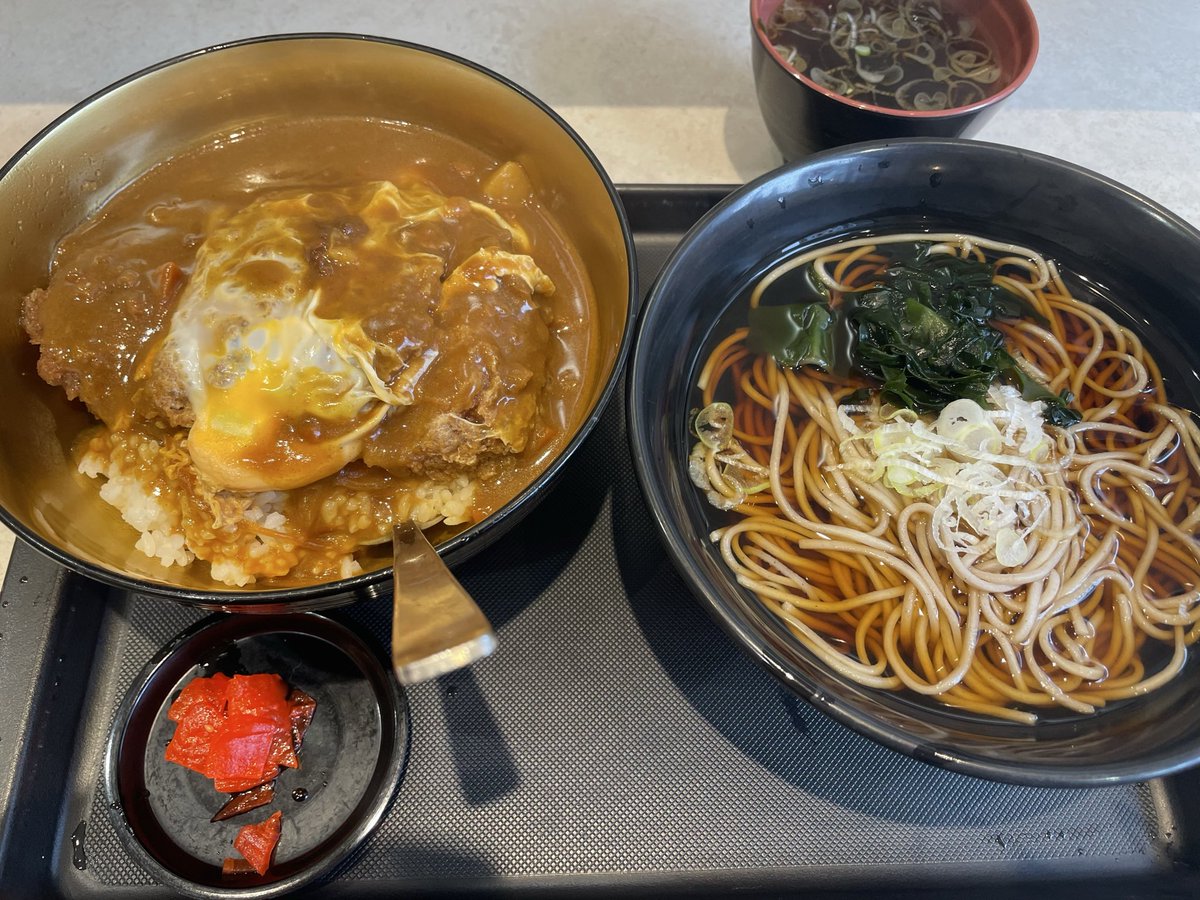morisob0418's tweet photo. 富士そばのカレーかつ丼
カレーにカツ丼を乗せた味がした！ https://t.co/h1U0Fa01yB