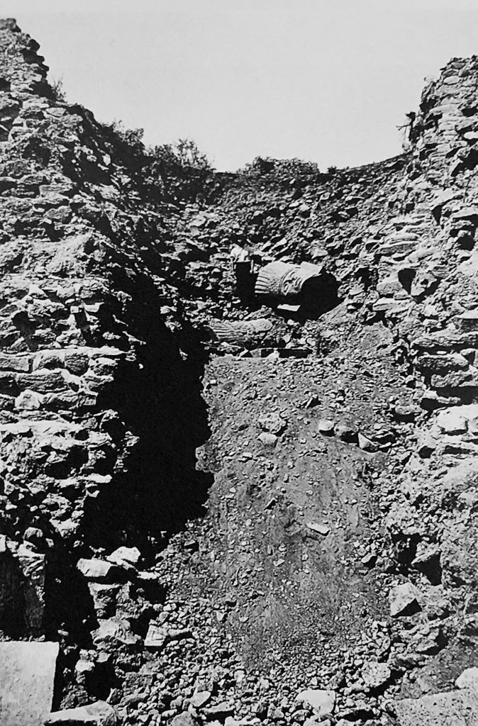 Cuauhtemoc_1521's tweet photo. IMPACTANTES FOTOGRAFÍAS! 
Así fueron encontrados los atlantes de Tula en #Hidalgo,desarmados y como parte del relleno constructivo del montículo B de la zona arqueológica. Fueron encontrados en 1942 cuando el arqueólogo Jorge Ruffier Acosta dirigía las excavaciones en el sitio mencionado. Años después serían rearmados en la cima del templo dedicado a Tlahuizcalpantecuhtli, donde permanecen hasta la fecha. Uno de ellos se encuentra en el Museo Nacional de Antropología