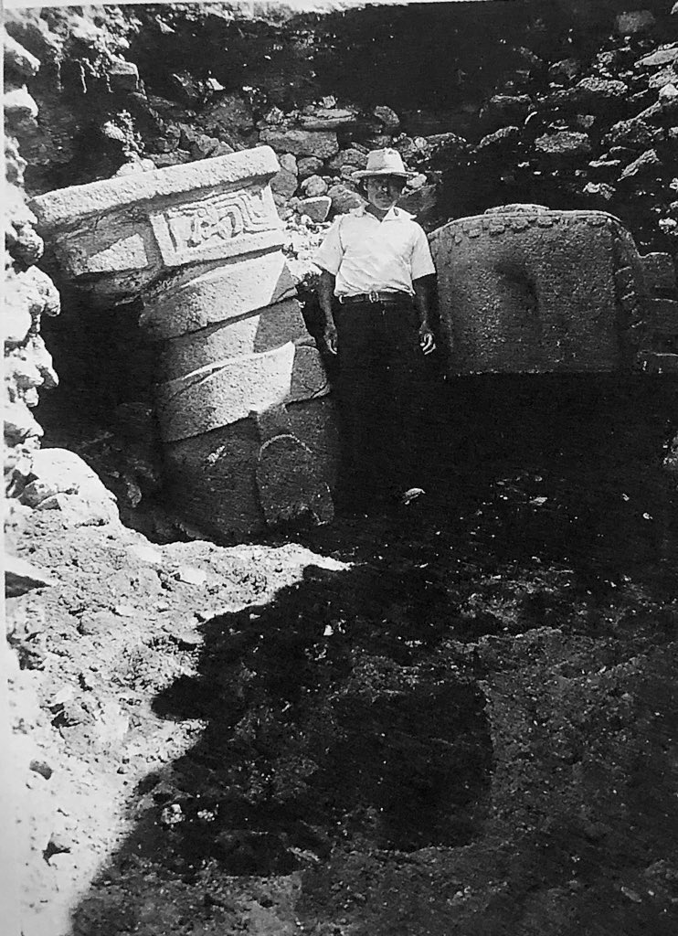 Cuauhtemoc_1521's tweet photo. IMPACTANTES FOTOGRAFÍAS! 
Así fueron encontrados los atlantes de Tula en #Hidalgo,desarmados y como parte del relleno constructivo del montículo B de la zona arqueológica. Fueron encontrados en 1942 cuando el arqueólogo Jorge Ruffier Acosta dirigía las excavaciones en el sitio mencionado. Años después serían rearmados en la cima del templo dedicado a Tlahuizcalpantecuhtli, donde permanecen hasta la fecha. Uno de ellos se encuentra en el Museo Nacional de Antropología