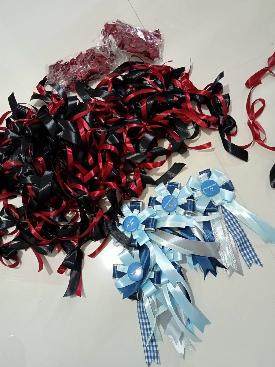 mnchildkth's tweet photo. Pita red black otw 100pcs untuk day 2. Kalau yang biru buat dikit soalnya kebetulan di rumah ada sisahan pita dan budget sudah menipis😞
Besok day 2 barangkali ada yang aku colek kasih pita ini dari aku ya hahaha see u <3 https://t.co/9IAozjRGt2
