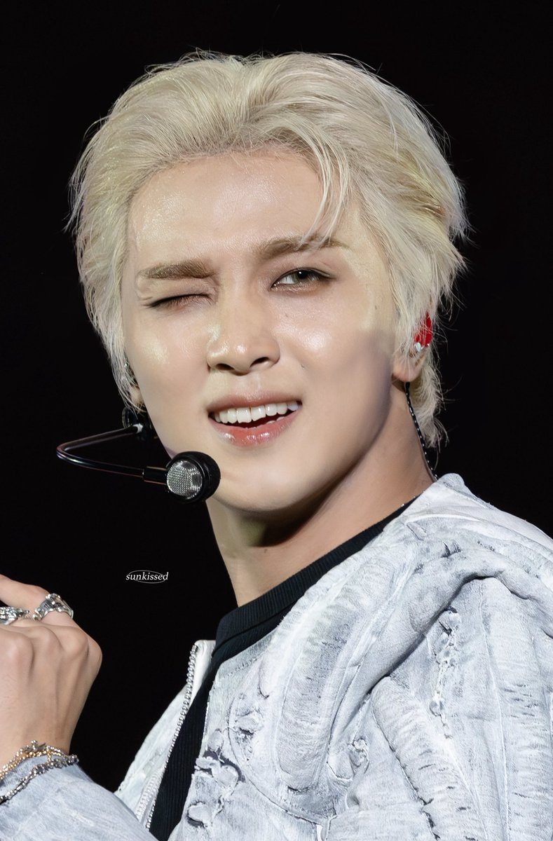 sunhaefs's tweet photo. jadi guys buat yang belum tau, 2024 haechan juga pernah minta saran ke fans soal warna rambut, terus ada yang komen minta blonde. ternyata haechan sendiri udah kepikiran buat blonde, tapi... ngga dibolehin sama agensi 😁😁

"untuk rambut blonde, guys maaf ya... kayaknya kalau blonde ngga bisa deh.
sebenarnya dulu aku pernah mau blonde, tapi hampir semua orang di agensi ngebantah, jadi akhirnya aku ngurungin niat (buat blonde)"

and yeah, di 2026 ini akhirnya haechan beneran blonde🧎🏻‍♀️🧎🏻‍♀️
seneng banget akhirnya keinginan dia buat blonde kesampaian. gatau ya kali ini dapet bantahan dari agensi lagi atau justru langsung dibolehin..😌
efek perpanjang kontrak kali ya 🤭😭