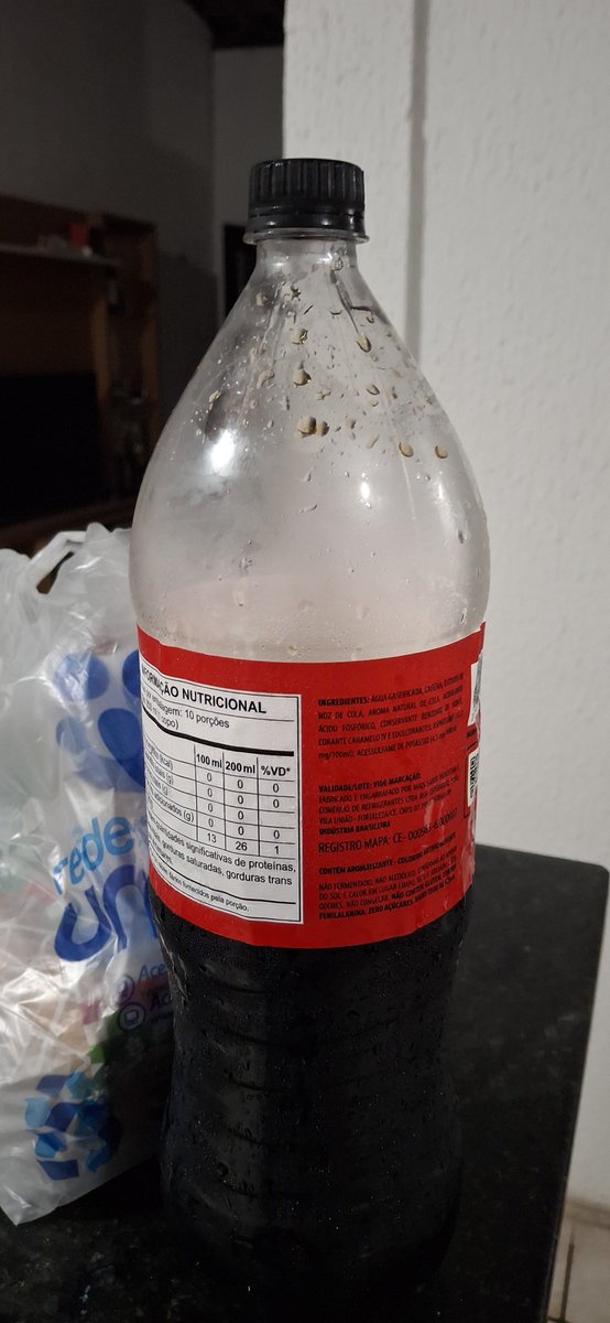 zndaya_'s tweet photo. minha mãe evita beber refri e só toma agora coca zero açúcar e aí pediu pro pai comprar pra janta. ele comprou o refri e eu tomando dboa, o refrigerante de costas eu podia jurar que era coca zero. dps de 5min só escuto a mãe reclamando com ele, quando vou ver: 

tô rindo TANTO https://t.co/u3IqwLqzX4