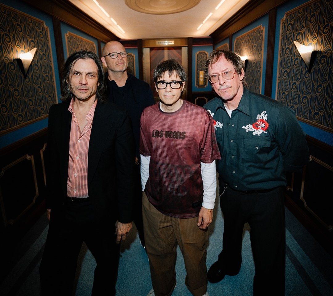 lvsyoonpj's tweet photo. Rivers Cuomo, miembro de la banda de rock 'Weezer' vistiendo la merch de BTS 'ARIRANG' de Las Vegas. 🔥 https://t.co/SezOd6FjU5