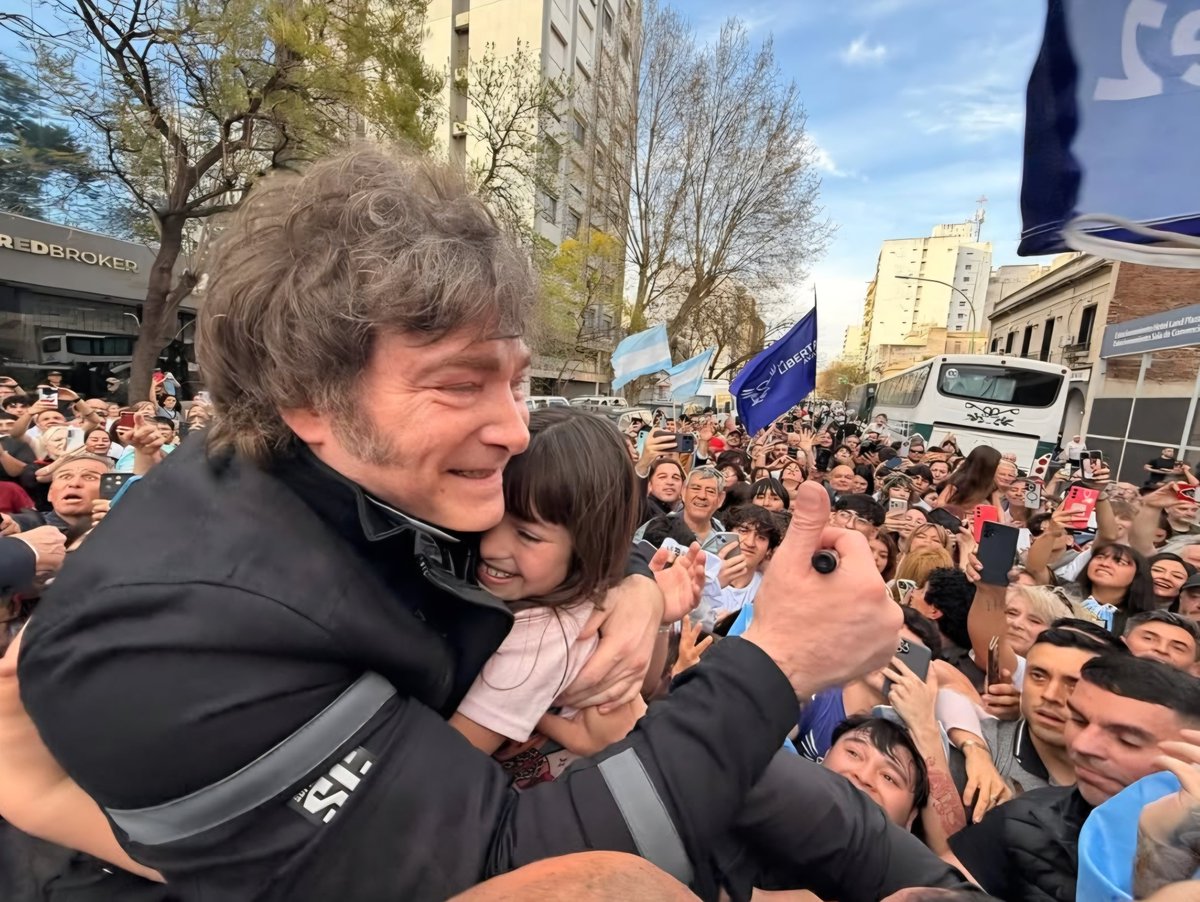 emi_satragno's tweet photo. Siempre listos para recibirlo señor PRESIDENTE @JMilei!
Bahía Blanca no dejará de ser un faro que ayude a que las ideas de la libertad lleguen a buen puerto. https://t.co/uocXpP8i04