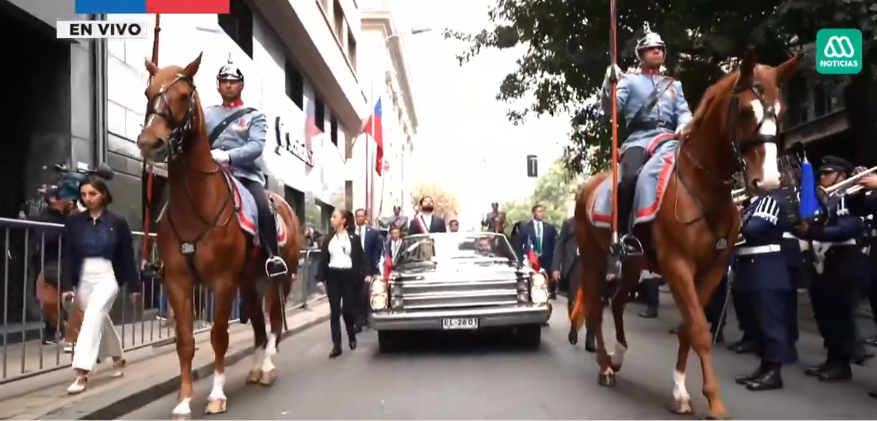 solo_gemma's tweet photo. Busque las mil diferencias....
Captan al @PresidenteKast pasando por el mismo lugar donde pasó el marxista @GabrielBoric camino al Te Deum... En favoritismo y cariño del pueblo al Presidente Kast es descomunal!! Viva Chile!! #KastChileEstáContigo #FelicesFiestasPatrias https://t.co/8zD1DcjfNW
