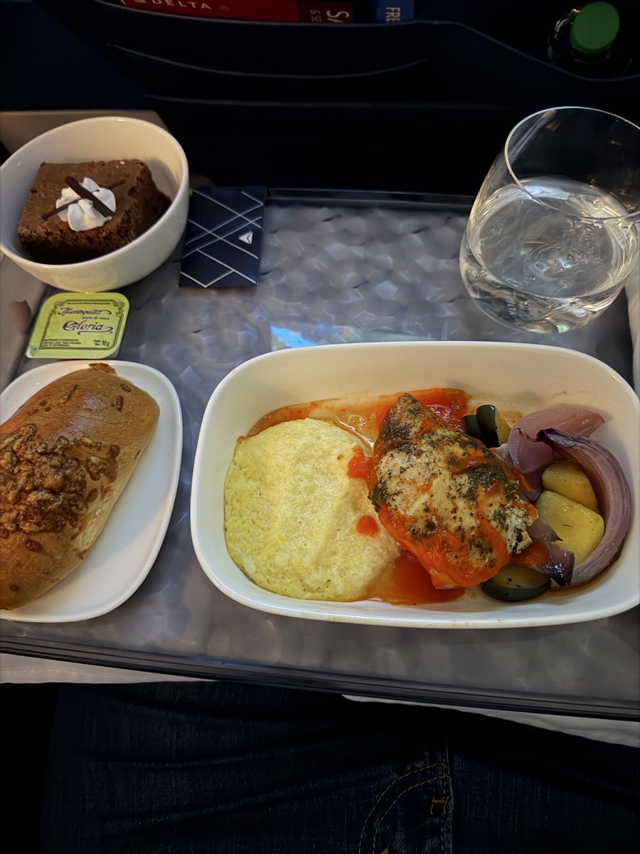Recluziveness's tweet photo. Anyways we book real vacations around here not pretend we went to children parks 😂😂😂😂 brokey first class btw ik it’s out your budget✌🏾💀💀💀 #Cancun #International #Showapaystub #Nobudgets  #cryaboutitntzesty https://t.co/uwUuVXY3rM
