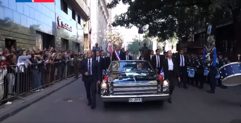 solo_gemma's tweet photo. Busque las mil diferencias....
Captan al @PresidenteKast pasando por el mismo lugar donde pasó el marxista @GabrielBoric camino al Te Deum... En favoritismo y cariño del pueblo al Presidente Kast es descomunal!! Viva Chile!! #KastChileEstáContigo #FelicesFiestasPatrias https://t.co/8zD1DcjfNW
