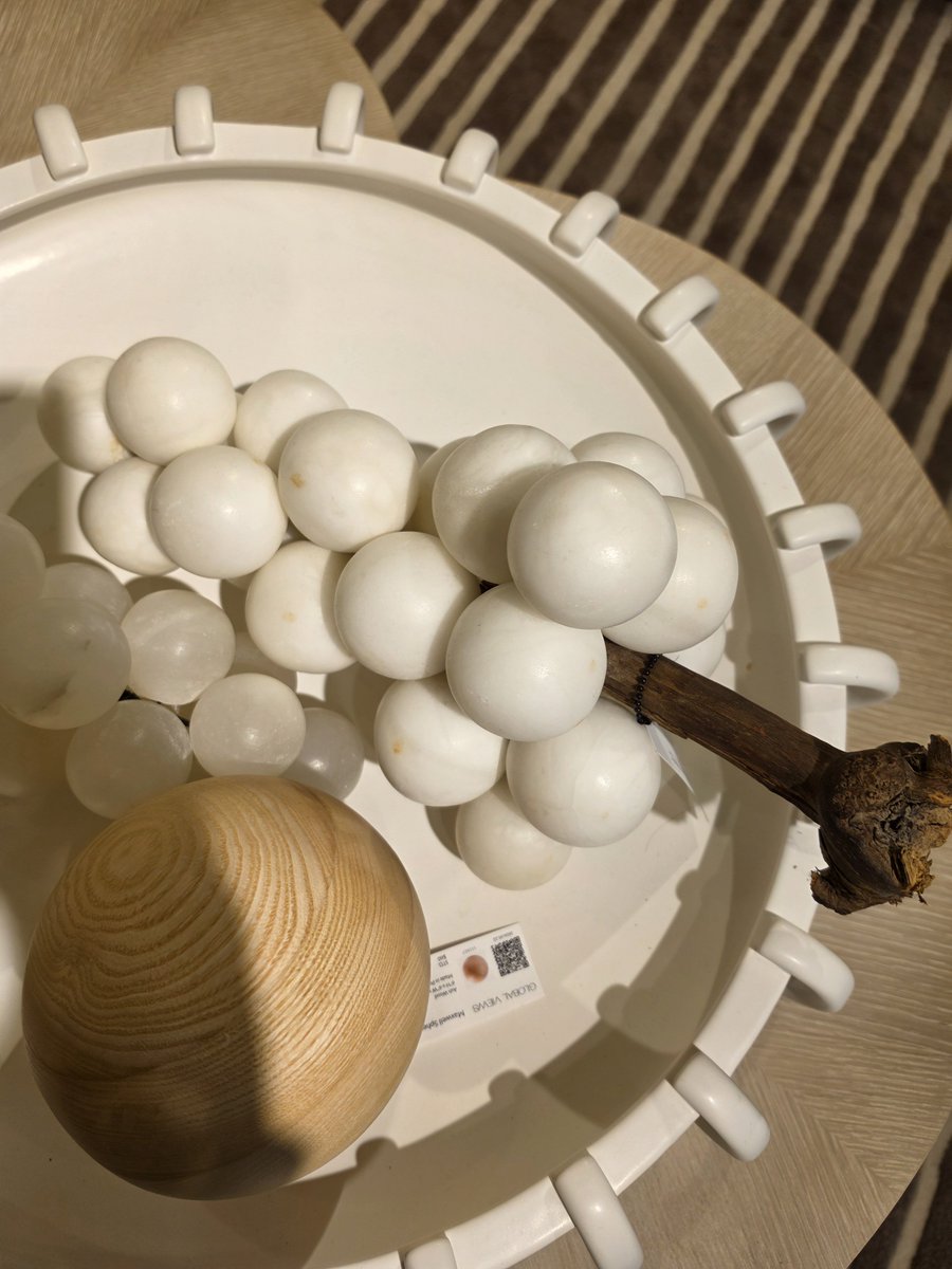 CVIONCompany's tweet photo. Market days always come with a surprise... today it came dressed just like me. 😂💚 Design friends
#AtlantaMarket #MarketTwins #InteriorDesignerLife #StyleMeetsStyle #GreenAndWhite #DesignCommunity #FridayFashion #CVIONCompany #AtlantaDesign #MarketDays https://t.co/Tor1kTwrmj