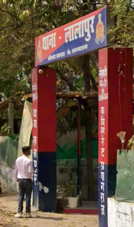 ShivamS60564909's tweet photo. #प्रयागराज लालापुर थाना प्रभारी की कार्यशैली पर उठे सवाल।

दिव्यांग महिला के घर चोरी का 19 दिन बाद भी नहीं हुआ खुलासा।

ताला टूटा, जेवर-नकदी पार—पीड़ित परिवार अब भी न्याय के इंतजार में।

न सुराग, न बरामदगी—जांच की रफ्तार पर सवाल खड़े।
#Prayagraj #UPPolice 
@Uppolice @dgpup https://t.co/9v0i3A7O0n
