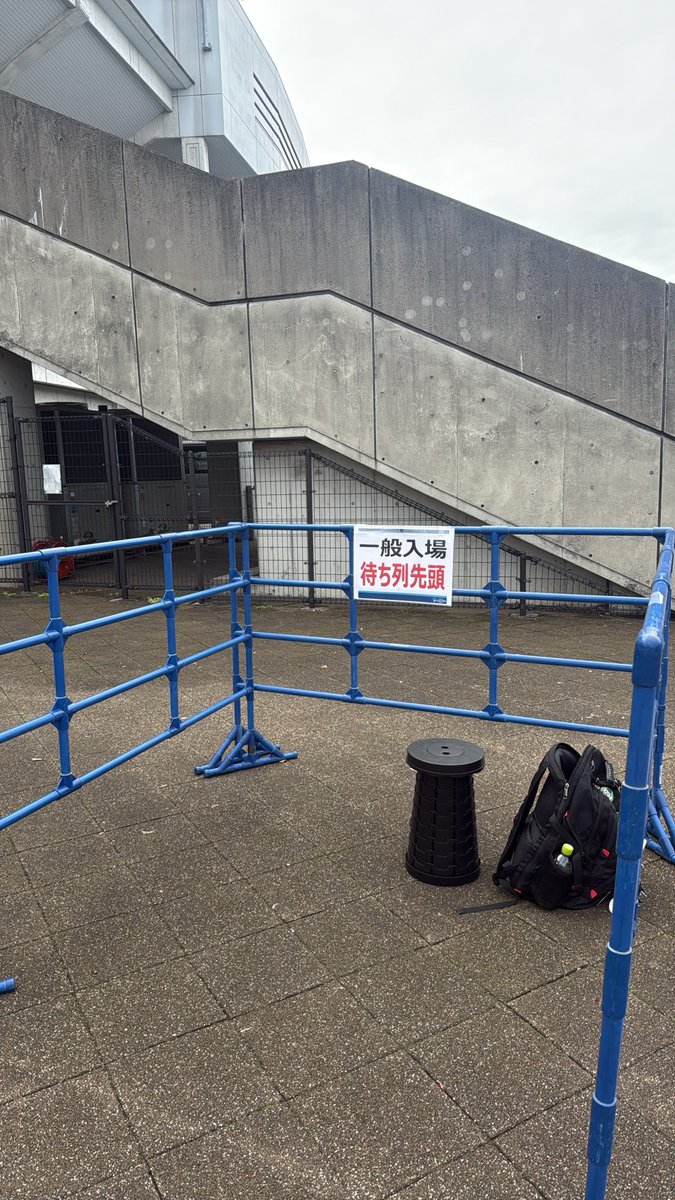 zangi777's tweet photo. @tokyo_beleza 待機列、ホームとアウェイ分かれてないそうで一緒に並ぶようです。まだ誰も居ないけど
熊谷駅のバス時刻表載せておきます https://t.co/PjQYqbDz7d
