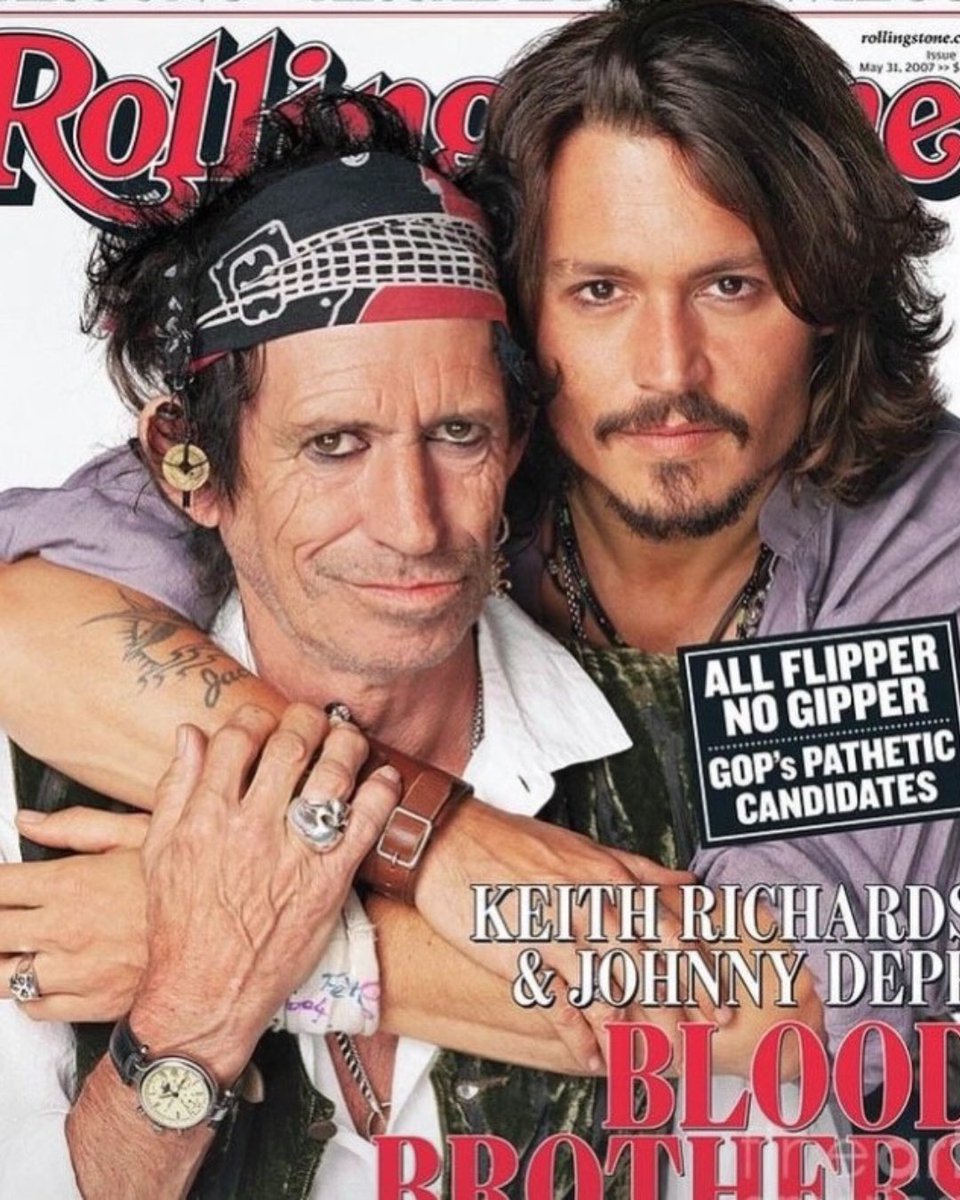 timeculture's tweet photo. Jack Sparrow foi inspirado em Keith Richards: o jeito de andar, a fala arrastada, o visual e aquela energia de quem claramente não dorme há três dias. E depois o próprio Keith virou o pai dele em “Piratas do Caribe”. https://t.co/FrJfZkVNyy